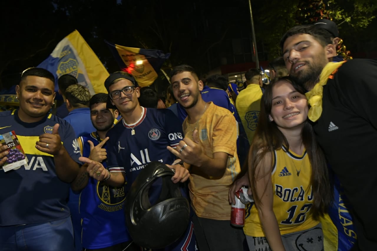 Festejos Hinchas de Boca en Peatonal y San Martín. Foto Orlando Pelichotti