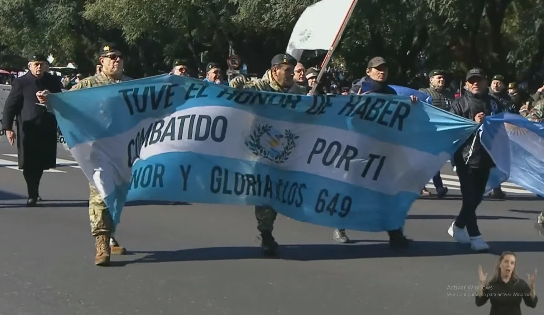 Veteranos de Malvinas encabezaron el desfile militar. Captura: Oficina del Presidente de la República Argentina