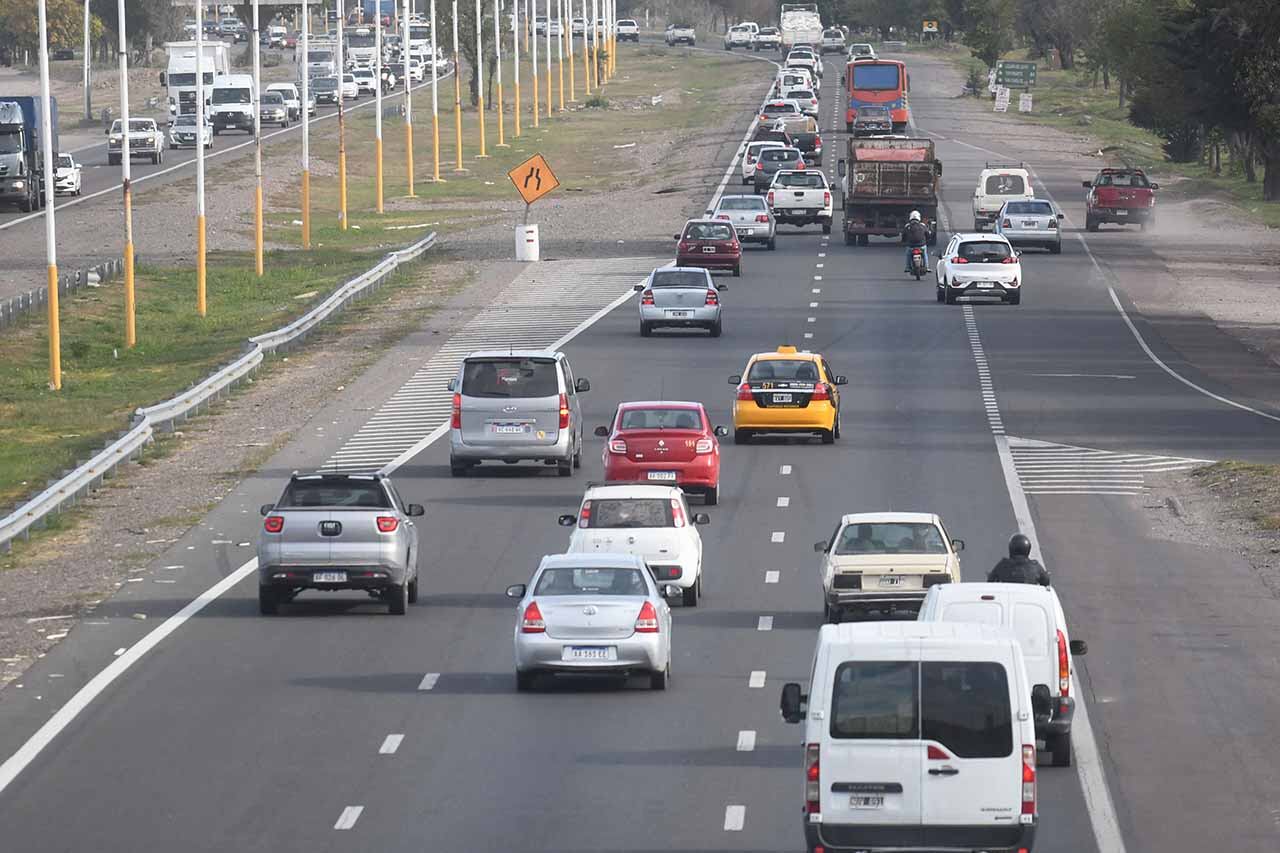 Las tres trochas del Acceso Sur se transforman en dos al ingreso a Luján de Cuyo, a partir de Juan José Paso hacia el sur. La comuna pide sumar una trocha de la traza hasta Azcuenaga, entrada a Lujan de Cuyo.

Foto: José Gutierrez / Los Andes
