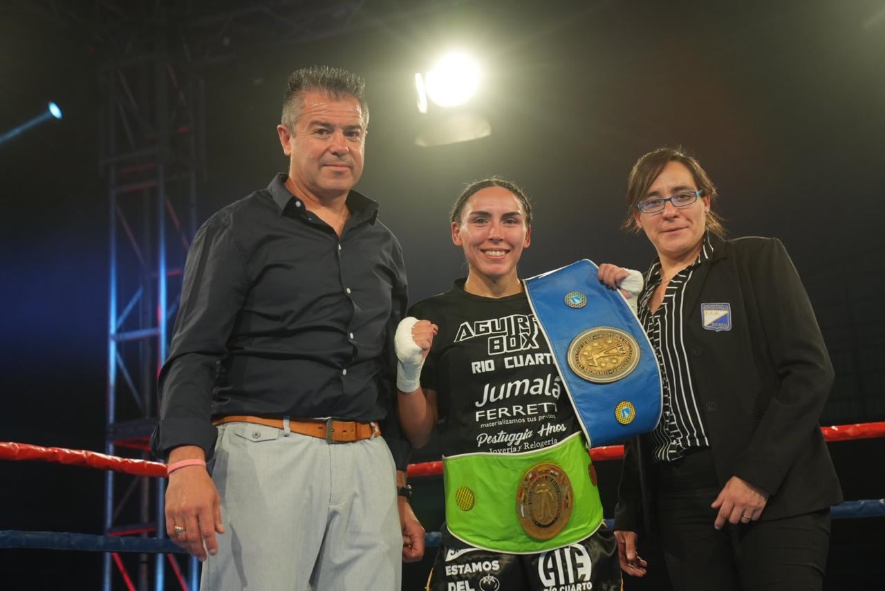 La campeona Carla Merino recibió las fajas de manos de la presidenta de la Federación Mendocina, Daiana San Román y el director de deportes de Junín, Alberto Martínez.