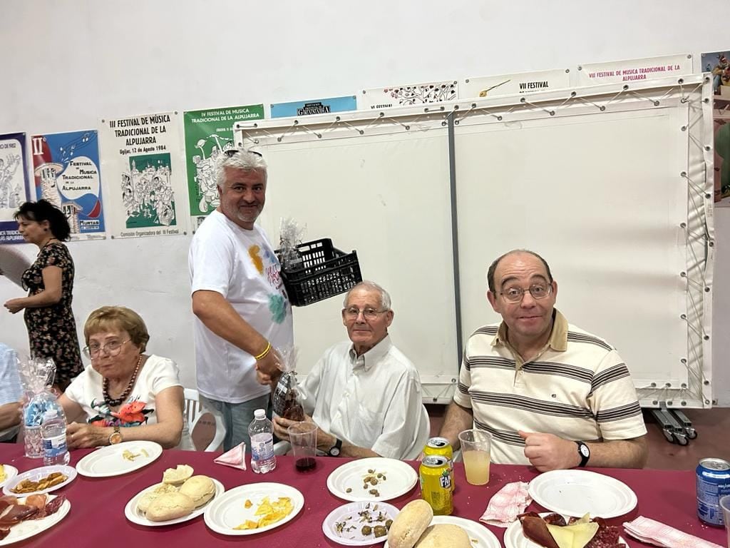 Un alcalde español tuvo que salir a pedir disculpas por regalar trapos de cocina a las mujeres y licor a los hombre.