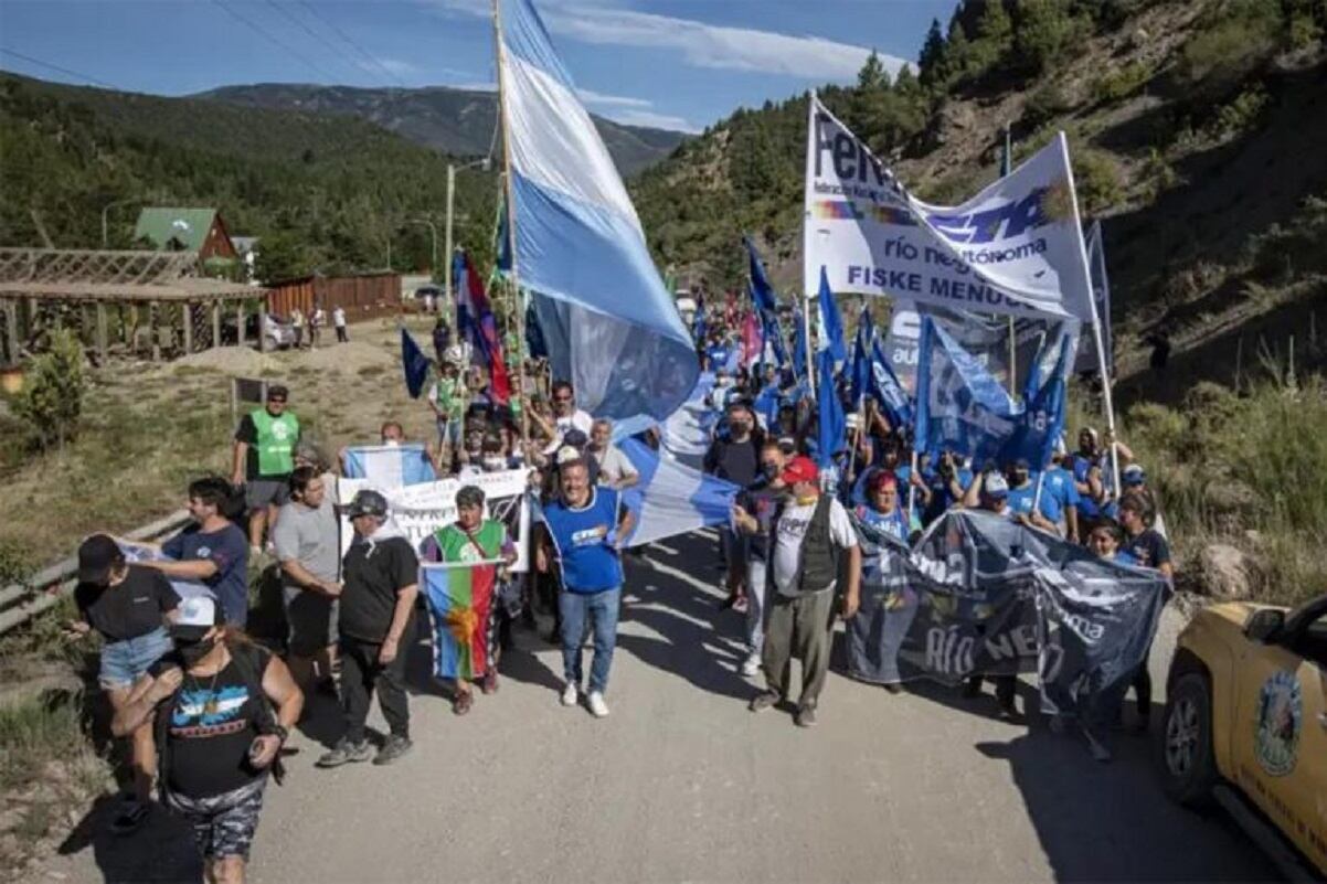 Juan Grabois llegó a Lago Escondido para un acampe piquetero contra Joe Lewis (Télam)