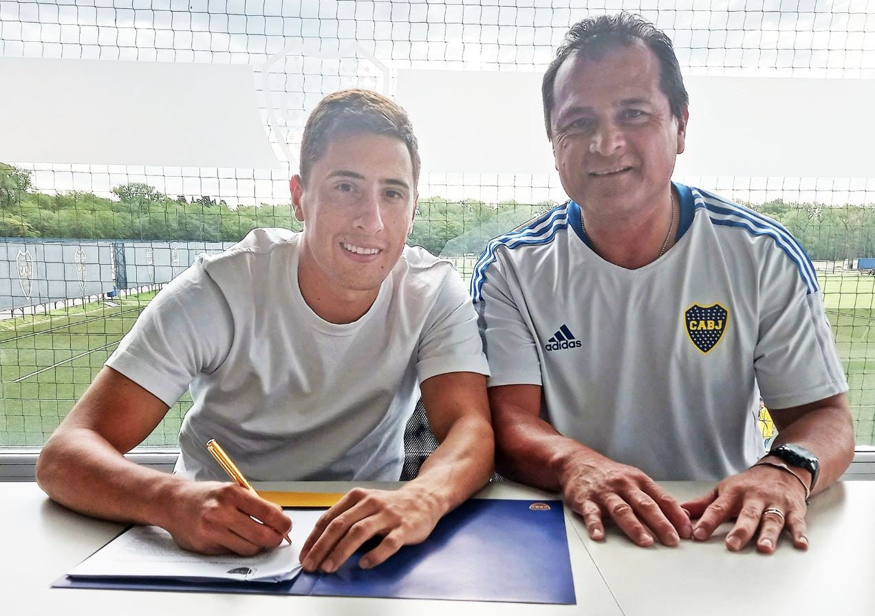 Miguel Merentiel firma su contrato junto a Marcelo Delgado, del Consejo. / gentileza