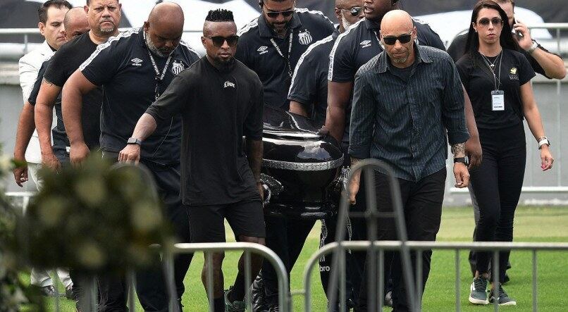 Despiden a la leyenda brasileña en el estadio de Santos.