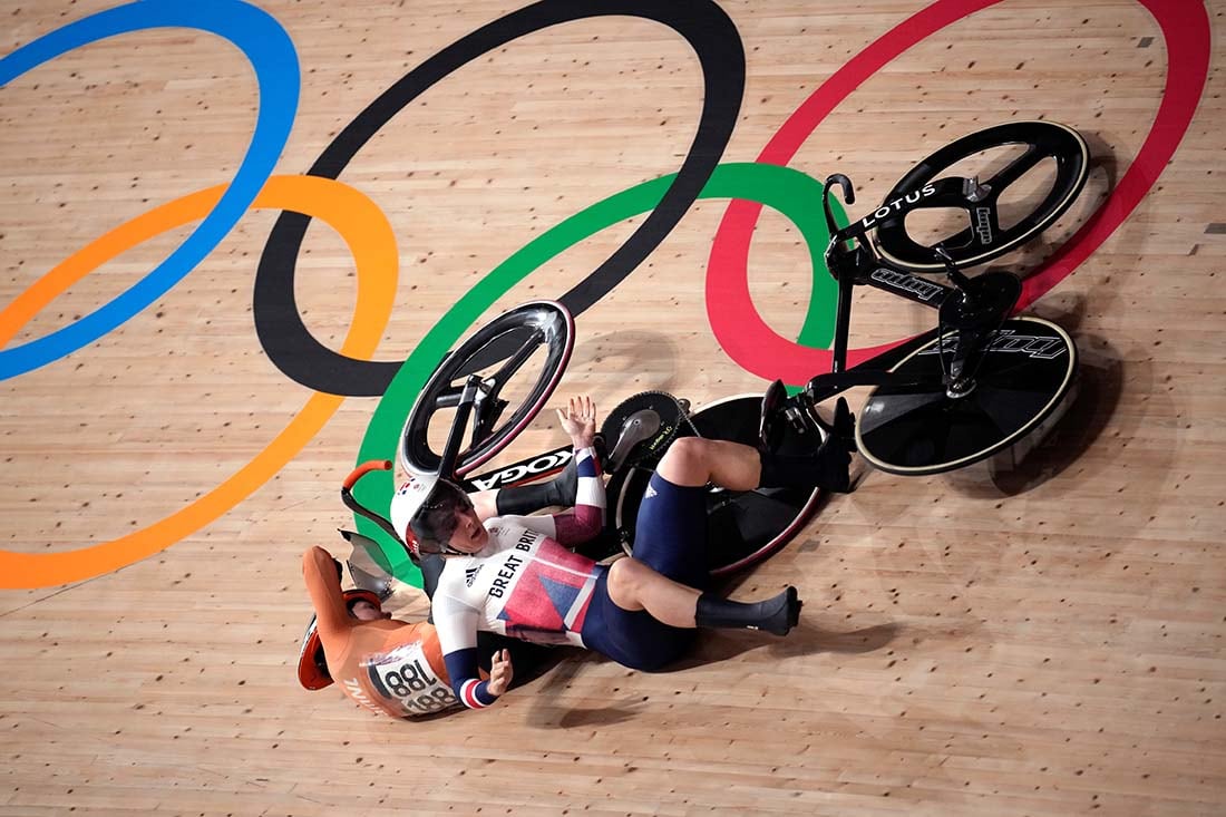 Katy Marchant del Team Great Britain se estrella con Laurine van Riessen del Team Netherlands (188) durante el ciclismo en pista femenino