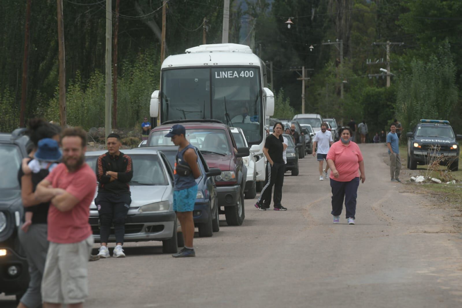 Tragedia en Potrerillos: enojados y dolidos, vecinos cortan la ruta en reclamo de puentes y obras. Foto: Ignacio Blanco / Los Andes.