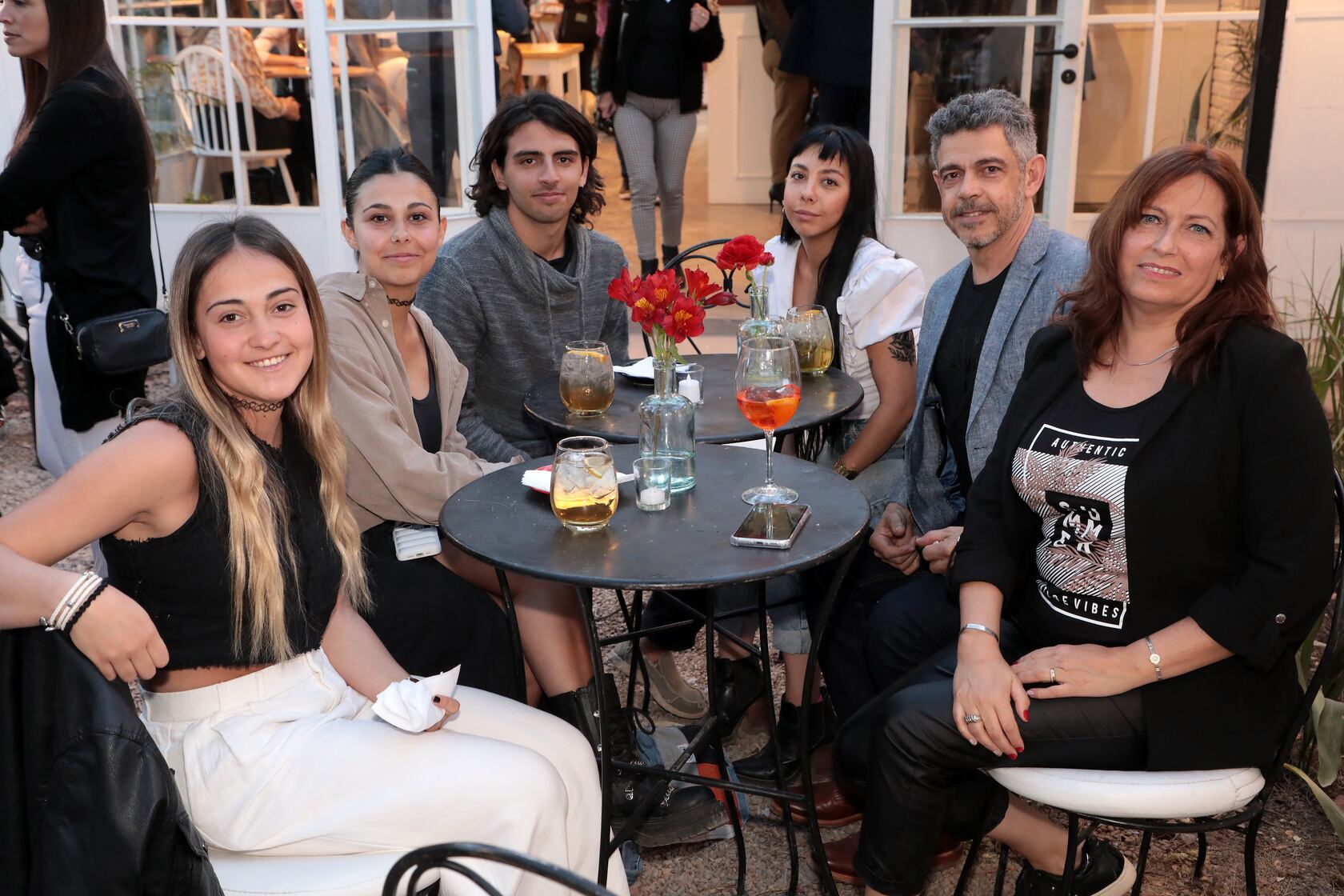 Delfina Torres junto a Mercedes, Lautaro, Guadalupe, Gustavo y Leticia Sánchez