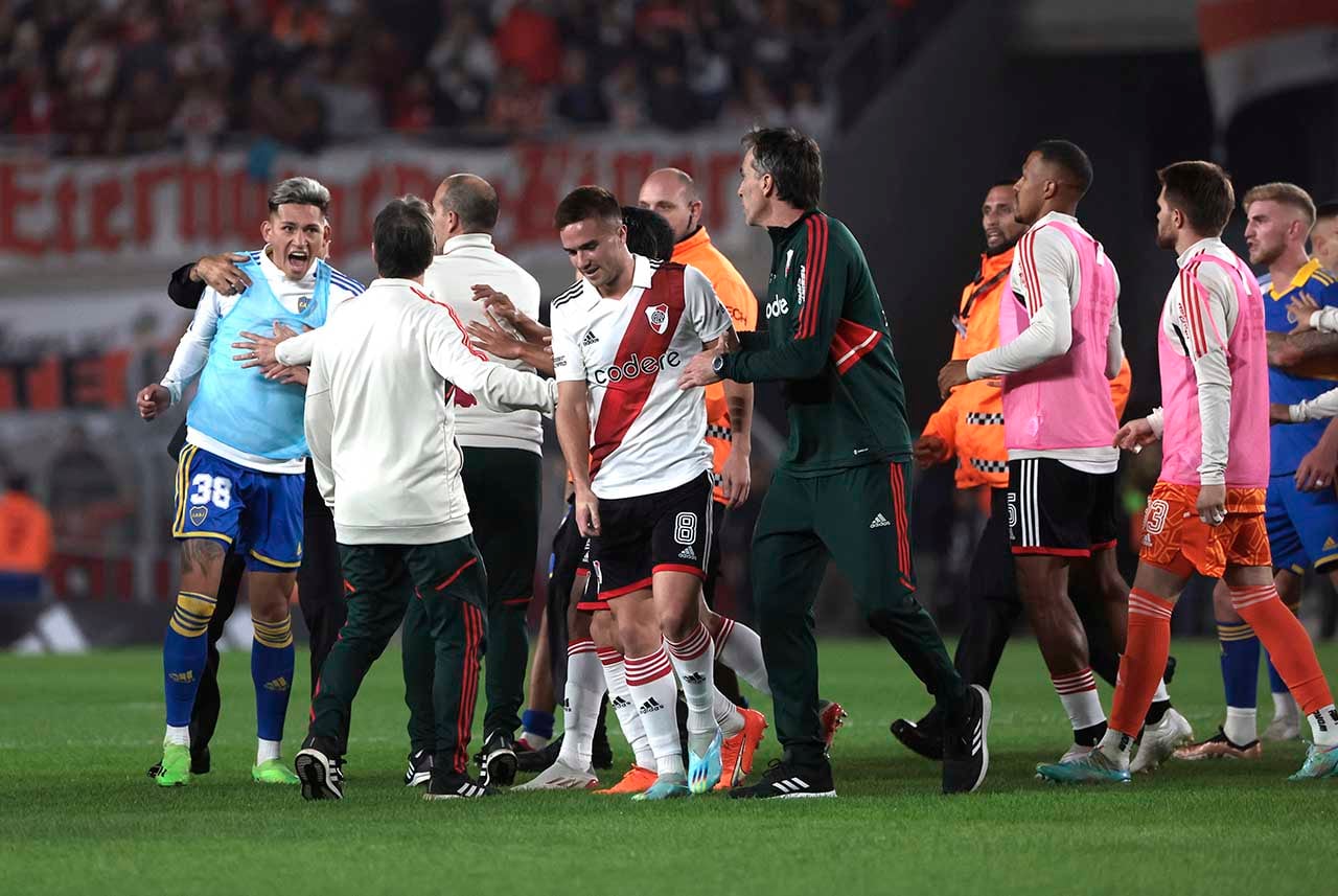 Integrantes de River y de Boca se enfrentan hoy, durante un partido del campeonato de Primera División disputado en el estadio Monumental de Buenos Aires (Argentina). EFE/Juan Ignacio Roncoroni