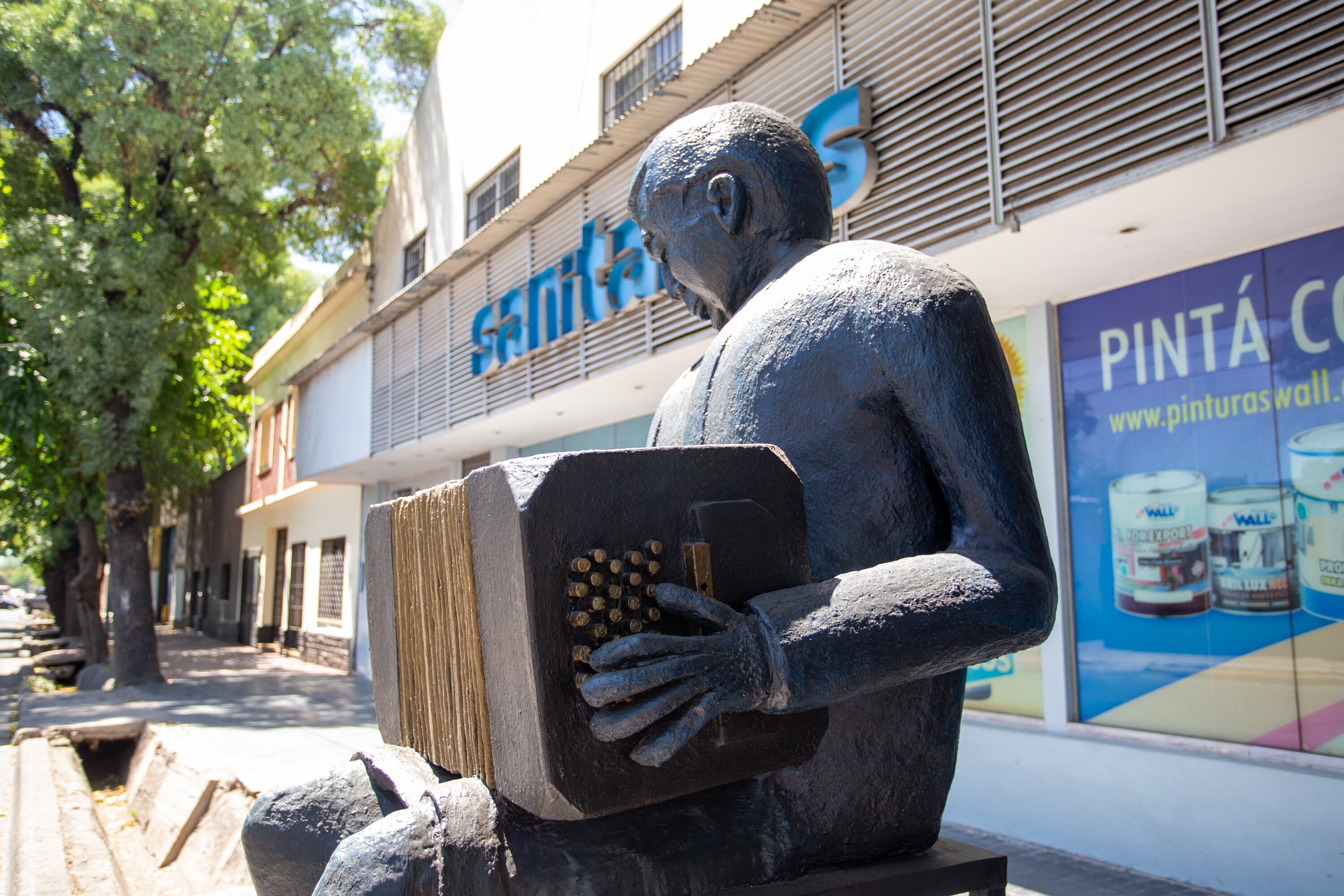 La Esquina del Tango ya luce el restaurado monumento a Aníbal Troilo. Foto: Prensa Ciudad de Mendoza