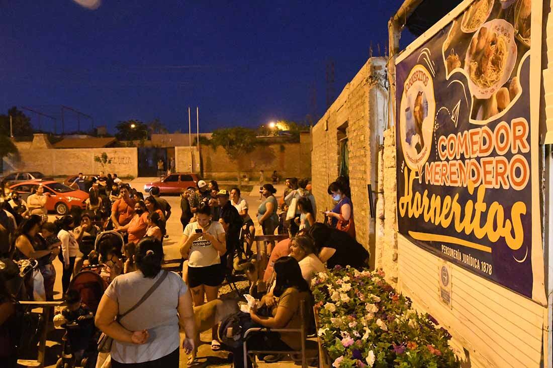 Una ayuda para Papá Noel en un comedor de Las Heras: por la crisis, no consiguió regalos para todos. Foto: José Gutiérrez / Los Andes.