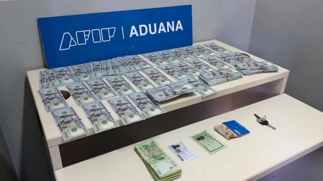 El dinero fue secuestrado por Aduana y el hombre podría enfrentarse al pago de una multa de US$120.000. Foto: Prensa Aduana.