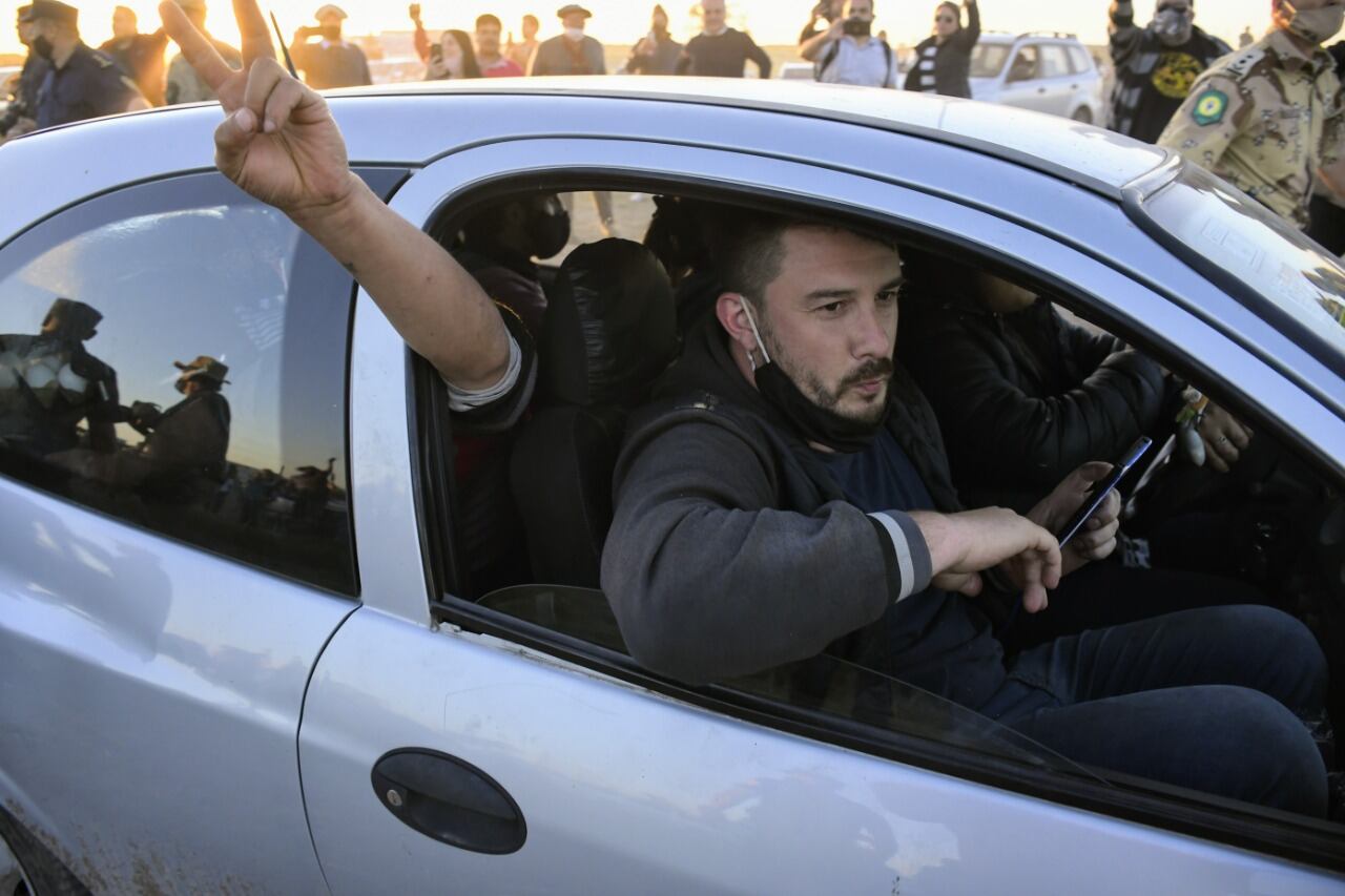 La Policía de Entre Ríos custodia la salida de los integrantes del Proyecto Artigas abandonaron el campo de la familia Etchevehere.