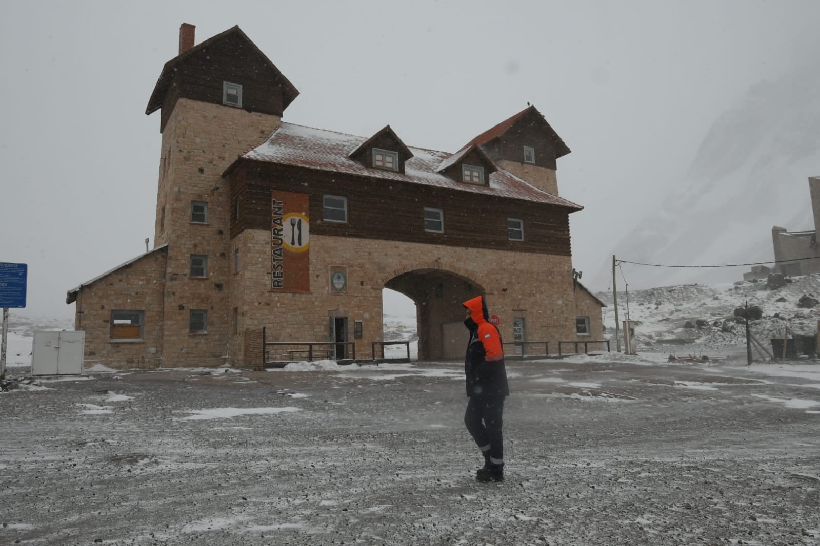 Continua el paso a Chile cerrado por las intensas nevadas. Foto: Ignacio Blanco / Los Andes 