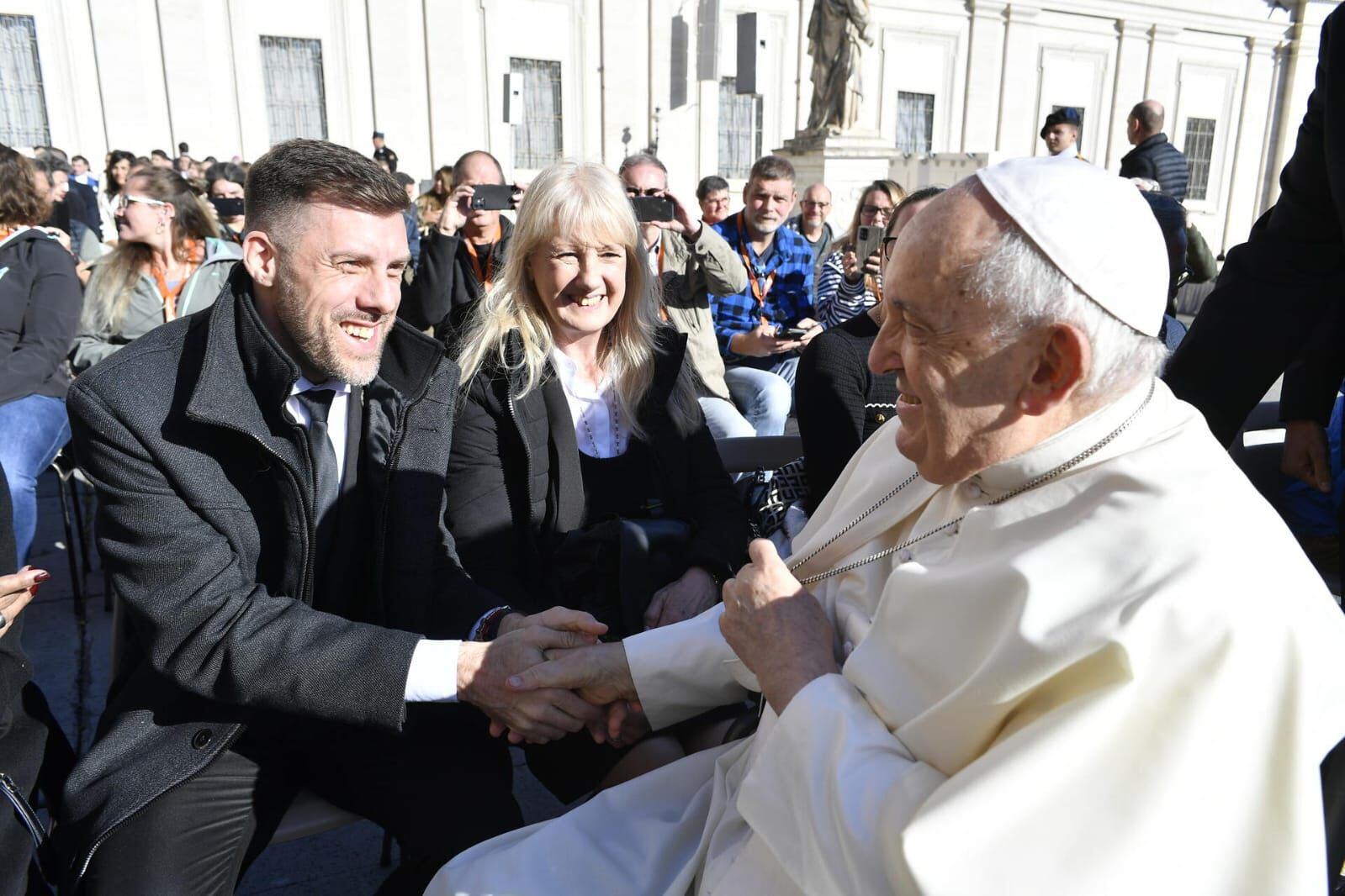 Hernán Navarro, presidente de la ONG Grooming Argentina junto al Papa Francisco. Foto: Gentileza Grooming Argentina