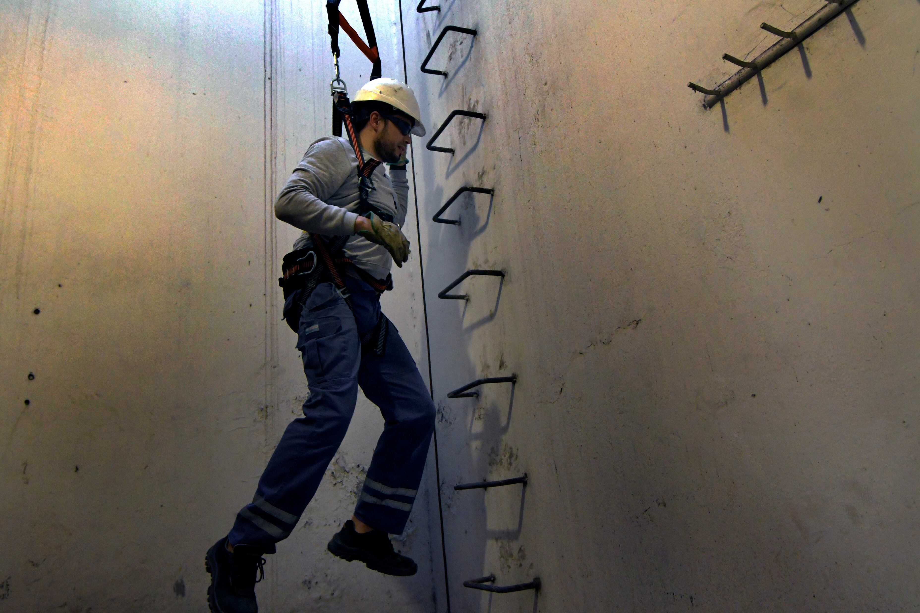 Trabajar en las profundidades. Foto: Orlando Pelichotti / Los Andes