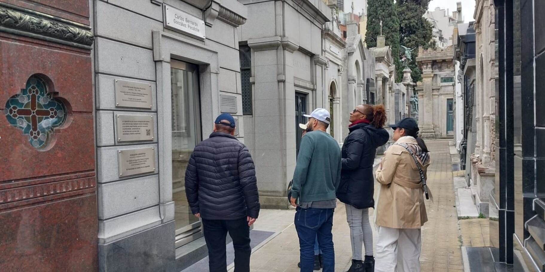 La necrópolis de Recoleta ofrece bóvedas por internet, pero hay algunas que están desde hace años esperando comprador. Foto: Clarín