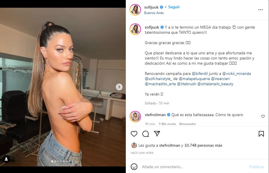 La modelo se mostró sólo con un jeans en Instagram.