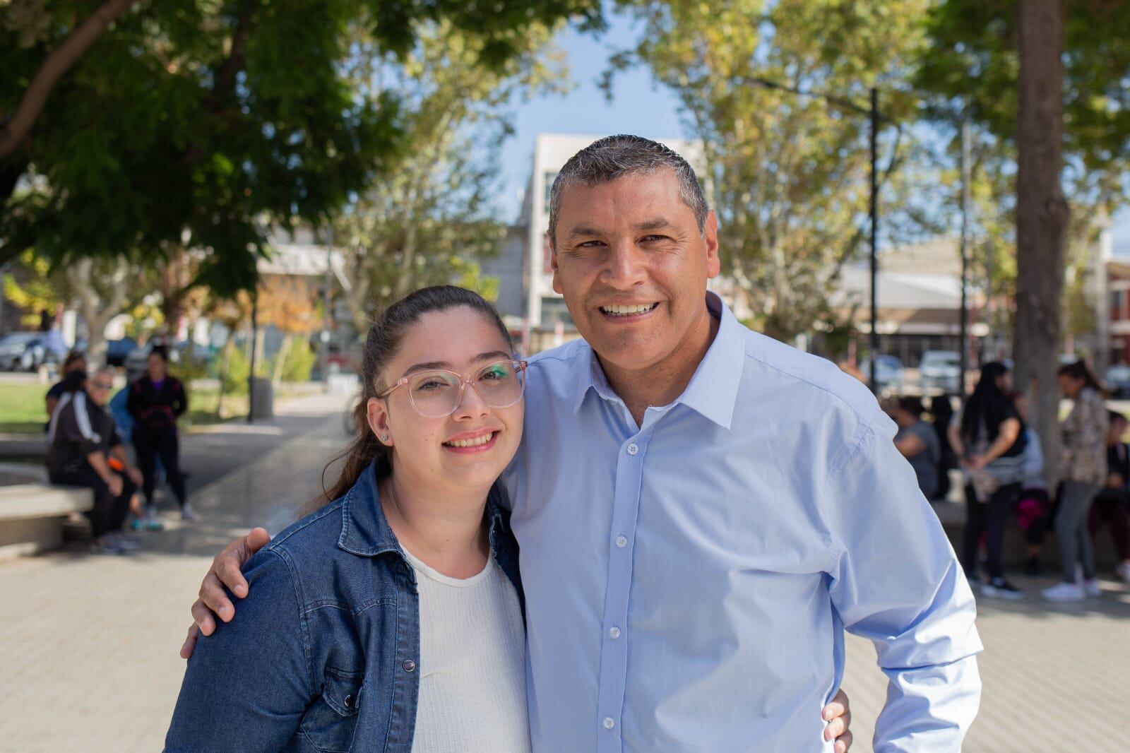 Luz María Traslaviña, precandidata a concejal de los movimientos sociales. En la foto la acompaña el precandidato a intendente de Las Heras Daniel Urquiza, uno de los líderes locales de la organización piquetera Movimiento Evita, que a nivel nacional, está cercana a Alberto Fernández.