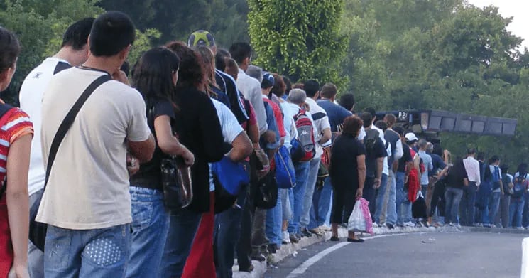 El joven cobra 75 dólares por hora de fila.