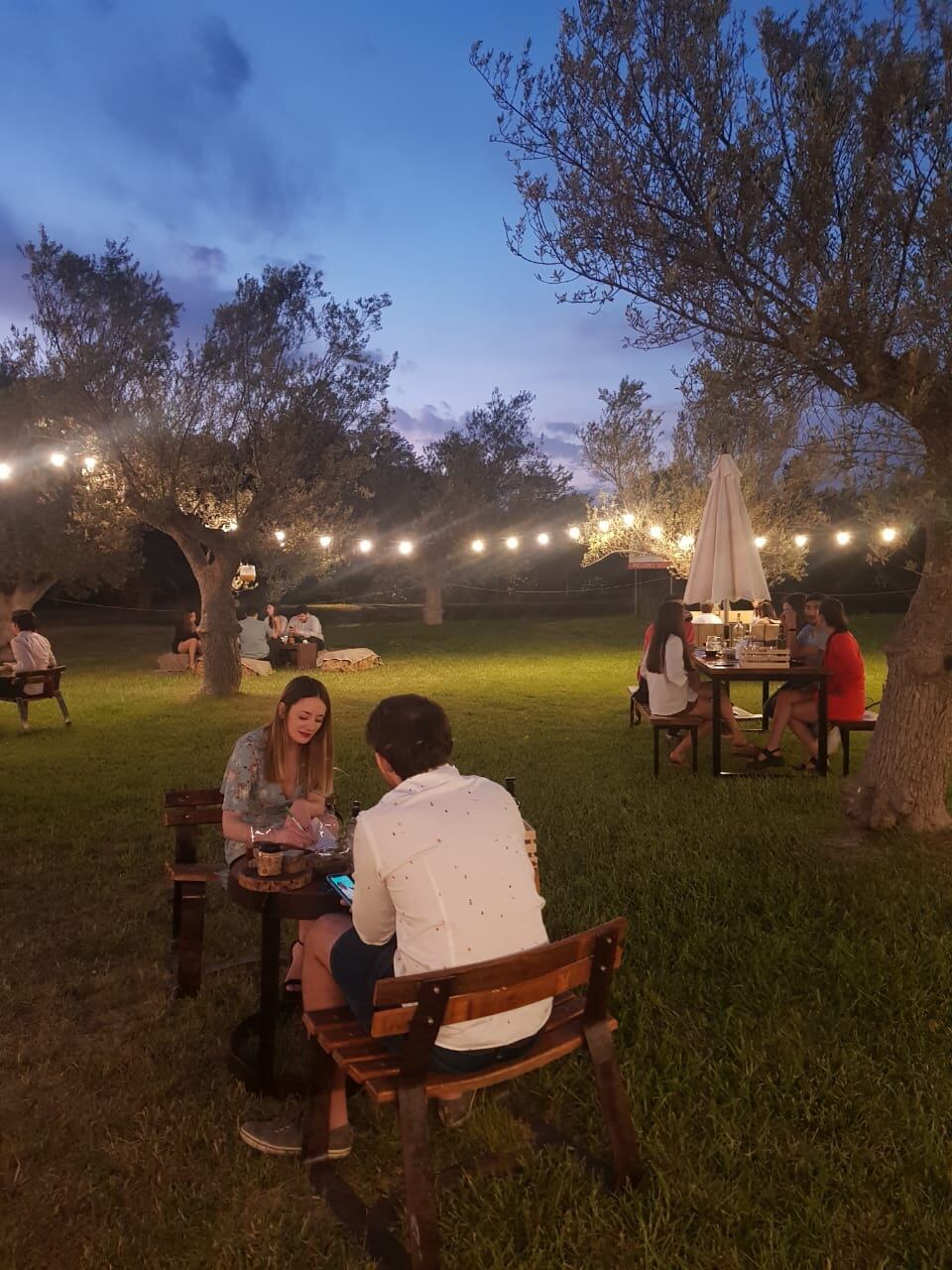 Al caer el sol se renovó el evento, con la segunda tanda de asistentes.