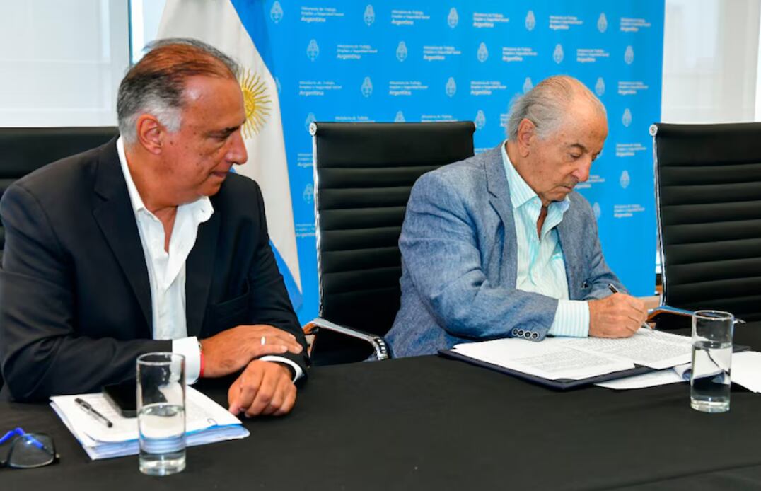 Armando Cavalieri y su secretario adjunto en Comercio Capital, Carlos Pérez, en la firma de unas paritarias de Comercio. Foto: Infobae