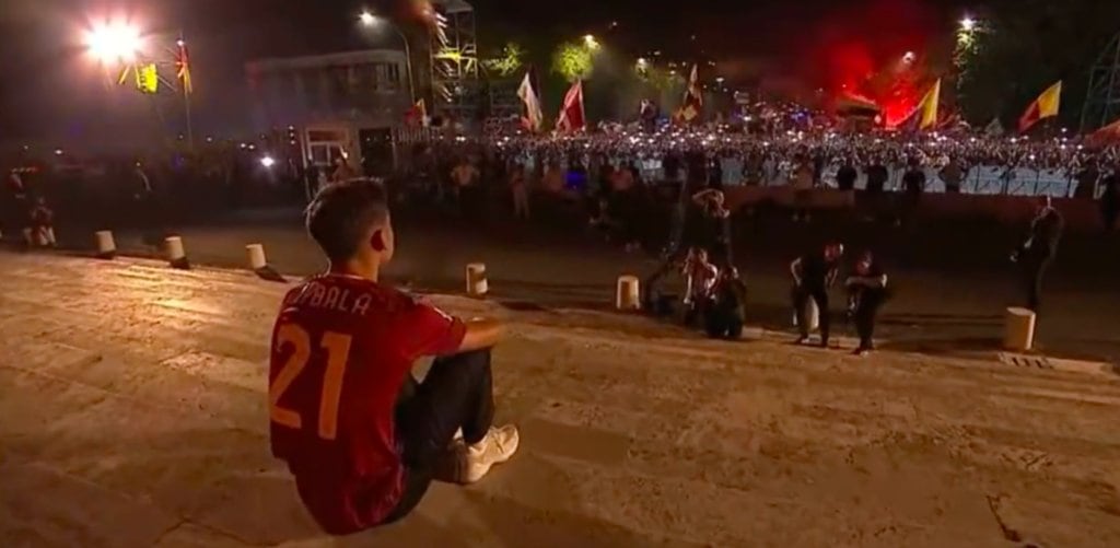 Una locura. El recibimiento a Paulo Dybala por parte de los hinchas de la Roma. (Captura).