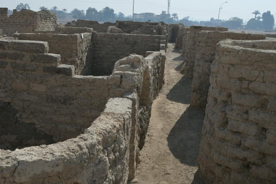 Descubrieron las ruinas de una antigua ciudad egipcia y creen que es la más grande encontrada hasta el momento.