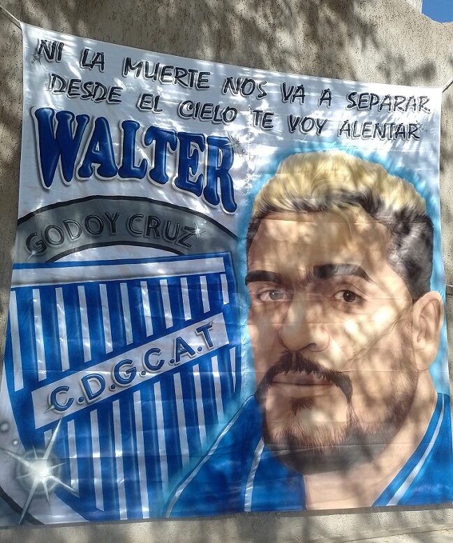 Una bandera con la frase “Ni la muerte nos va a separar, desde el cielo te voy a alentar” lleva el rostro de Walter Aguilera.