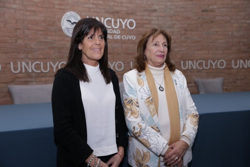  María Ana Barrozo, directora de Secundaria y Esther Sanchez, rectora de la UNCuyo. Gentileza