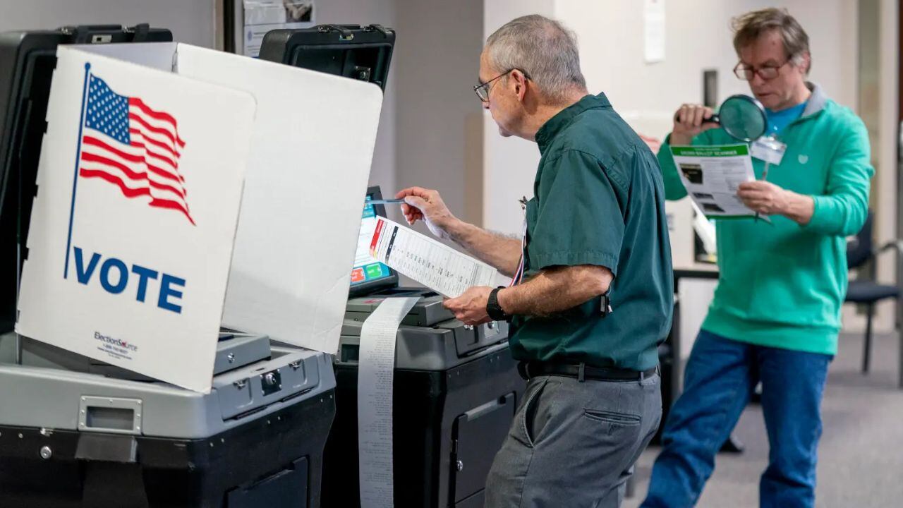 Vista de una máquina de votación para las elecciones de EE.UU., en una fotografía de archivo. EFE/Shawn Thew