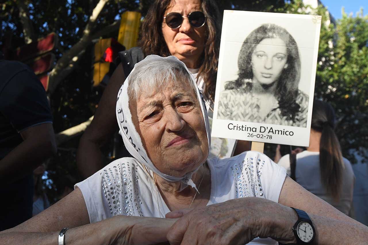 El kilómetro 0 de la Ciudad de Mendoza fué el punto de partida de la  marcha por la Memoria, Verdad y Justicia a 47 años del golpe militar en Argentina
 Carmen Fornes de D'amico madre de Cristina D'amico desaparecida durante la dictadura militar
Foto:José Gutierrez / Los Andes 