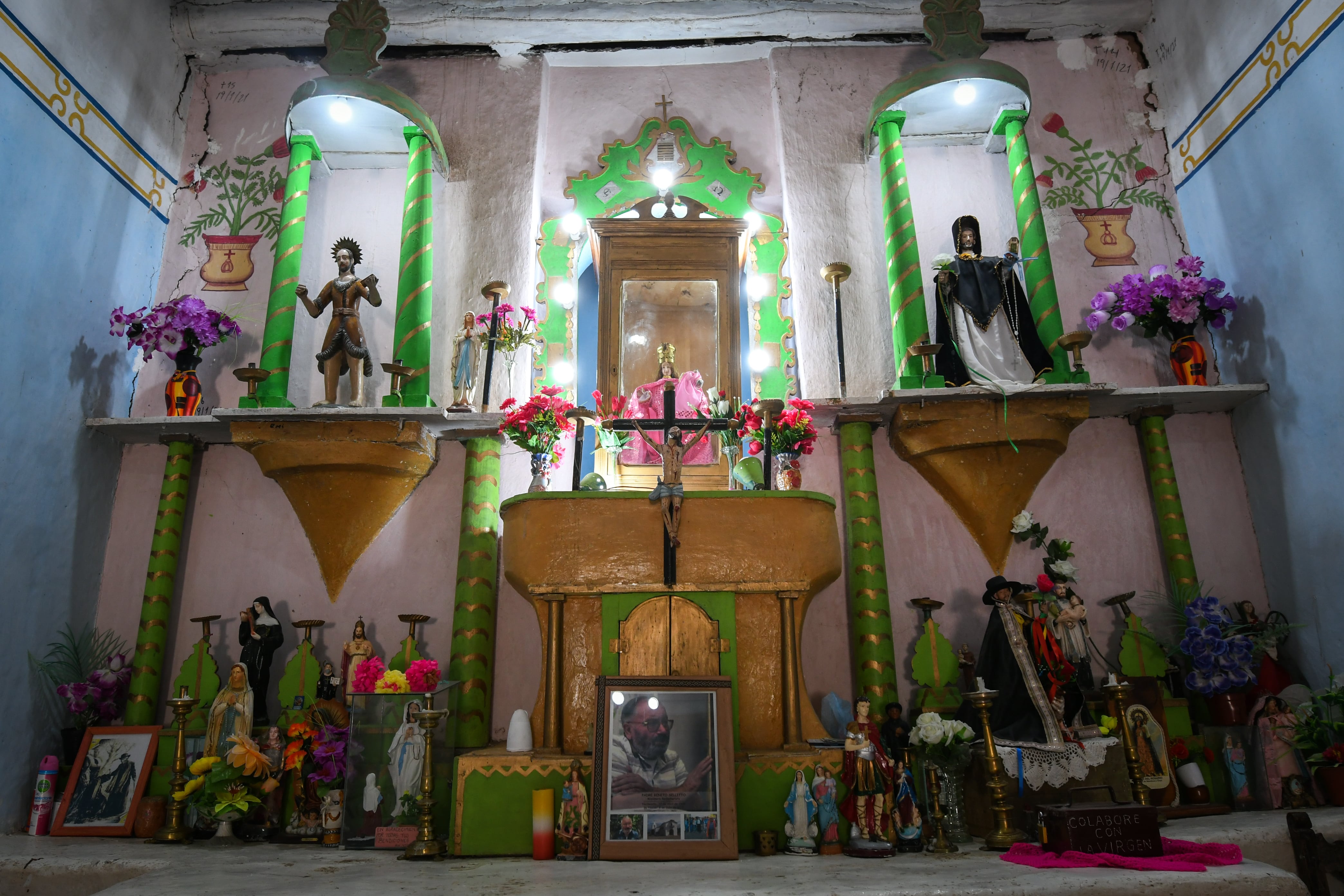 Los principales daños se sitúan en el muro que da al sur, a la altura del atrio de la capilla y donde está el altar.