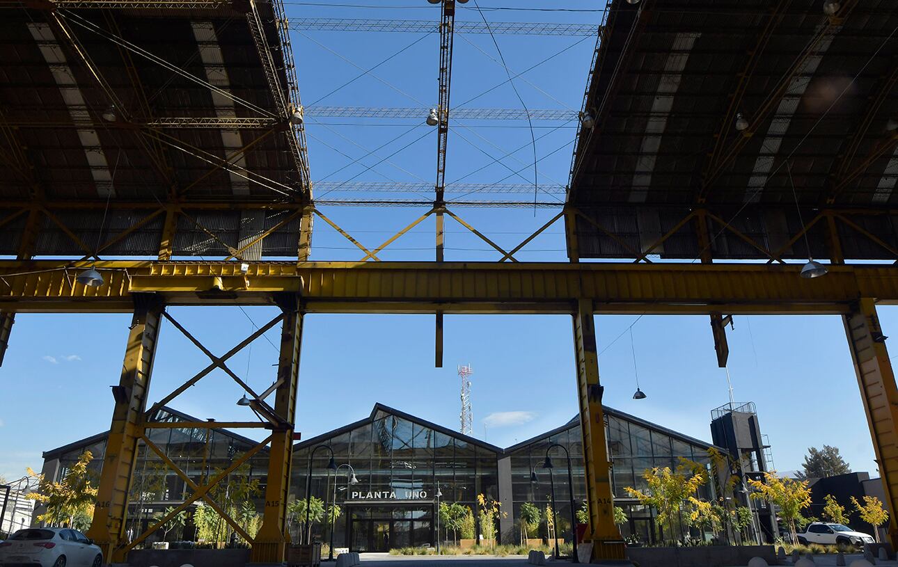 El principal ingreso peatonal será a través de una de las naves industriales sin intervenir, testigo del uso anterior del espacio. Foto: Orlando Pelichotti / Los Andes