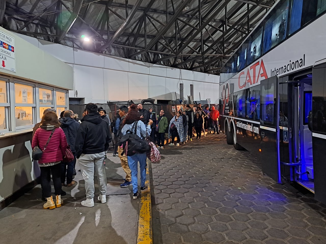 Miles de mendocinos cruzan al vecino país para comprar productos y revenderlos en Mendoza