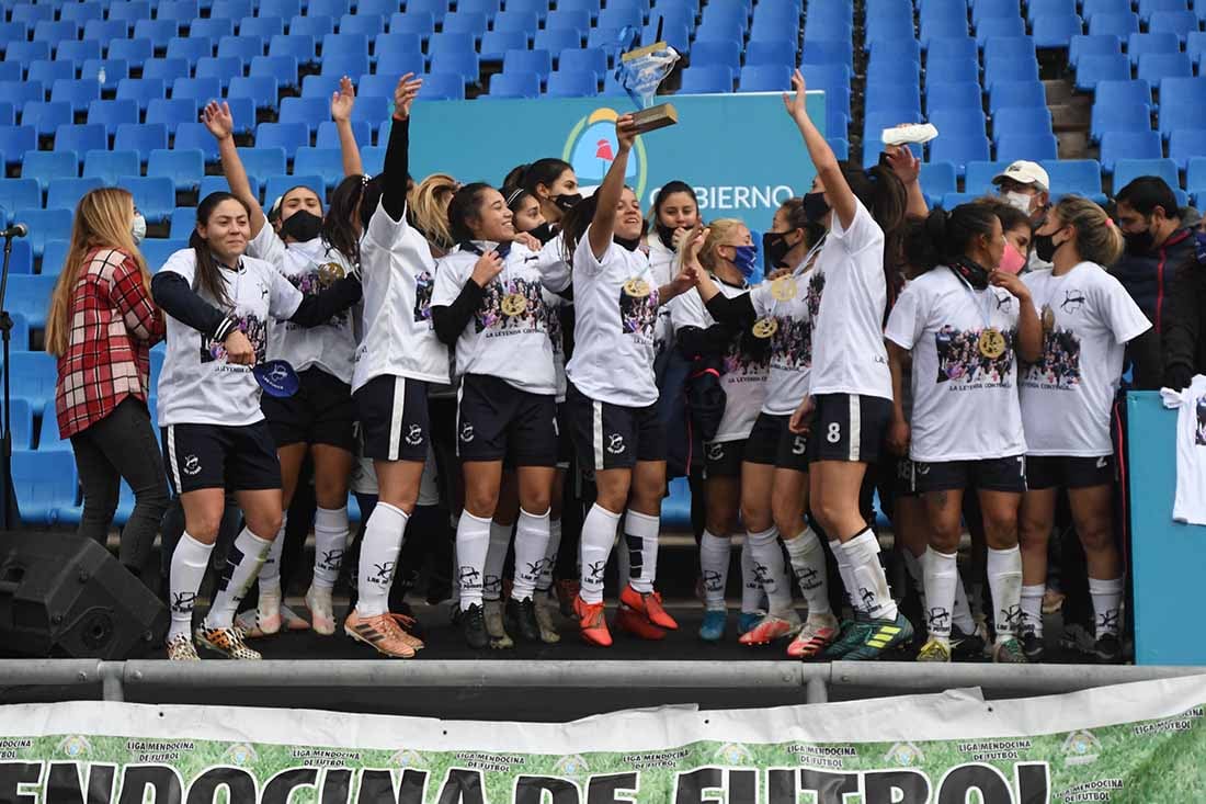 Las Pumas festejando al recibir las medallas y la copa del título de campeonas.