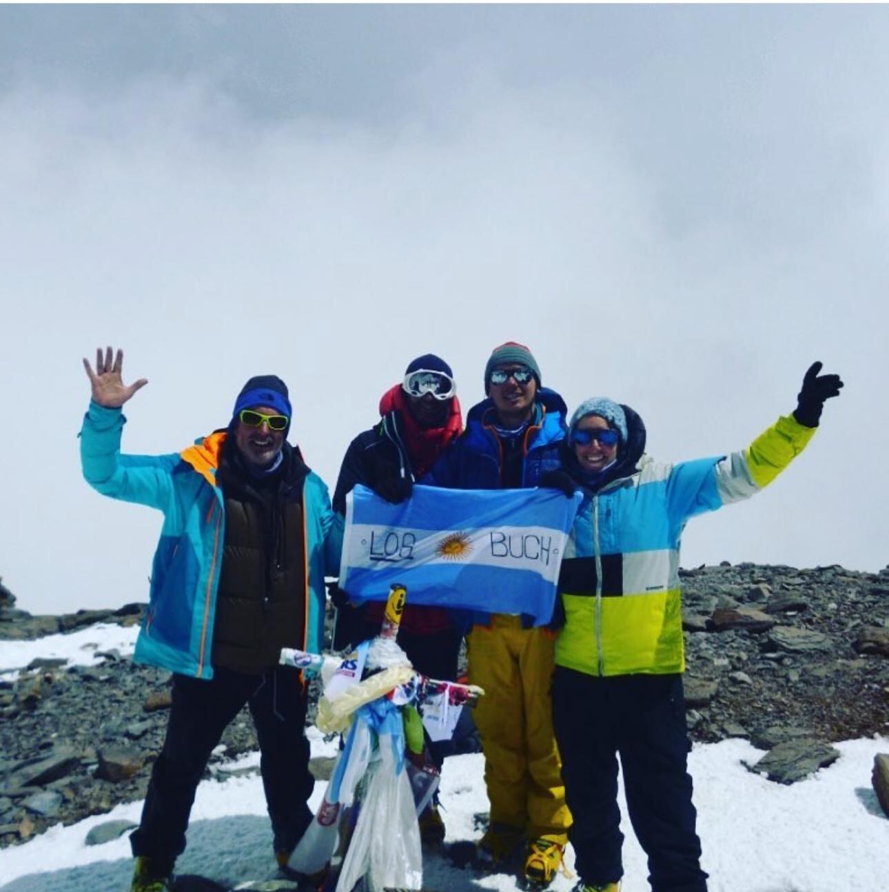 Pablo Buchbinder y sus hijos haciendo cumbre en el Aconcagua. Foto: Gentileza Pablo Buchbinder