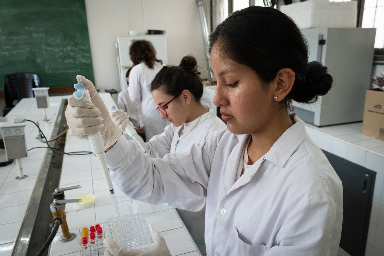 Milagro Irazabal y Micalela Goycochea en la escuela Bernardo Houssay. | Foto: Ignacio Blanco / Los Andes