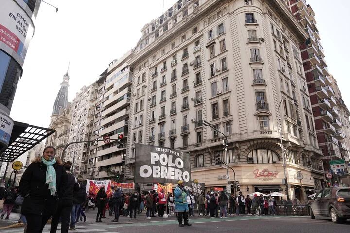 Corte y protesta en la avenida Callao y Corrientes. Foto: Maxi Failla