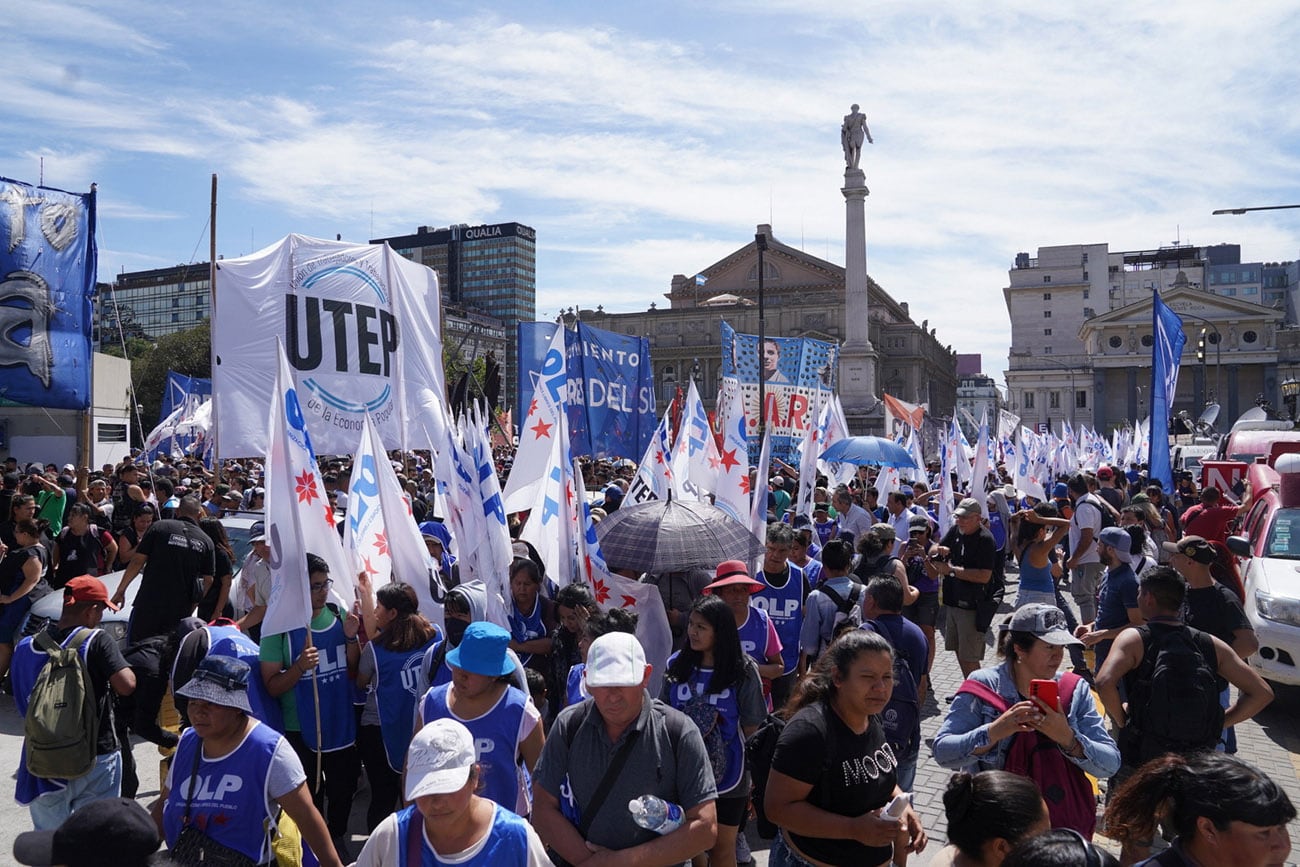 La CGT, las dos CTA, la Unidad Piquetera, la Unión de Trabajadores y Trabajadoras de la Economía Popular (UTEP) y partidos de izquierda marchan hacia Tribunales en rechazo al decreto de necesidad y urgencia (DNU)  que desregula la economía y deroga múltiples leyes, algunas de ellas laborales, y realizarán una presentaciones judiciales contra esa medida.  (Clarín)