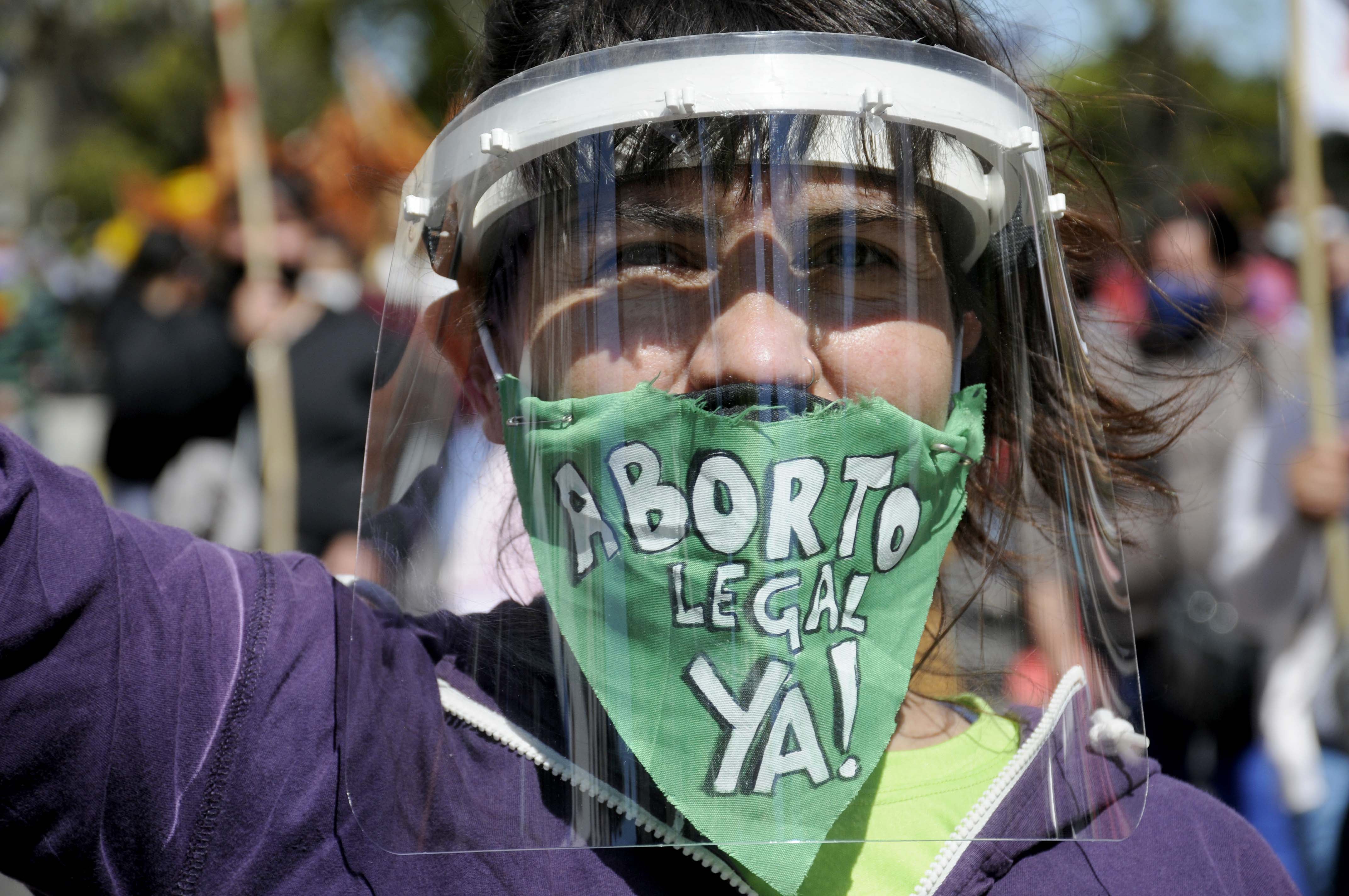 Cientos marcharon hoy por el centro de La Plata para reclamar que el Congreso Nacional trate el proyecto de Interrupción Voluntaria del Embarazo.