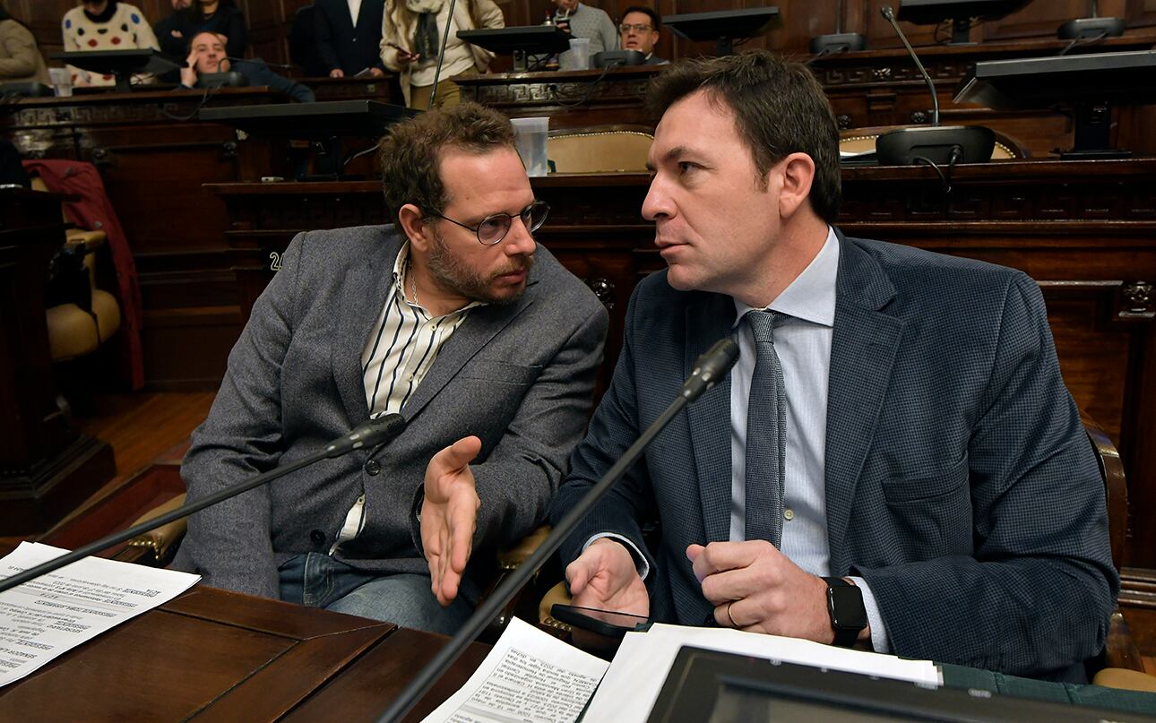 El senador Lucas Ilardo (izquierda), autor del proyecto de ley que se modificó en la Cámara de Diputados. Foto: Orlando Pelichotti

