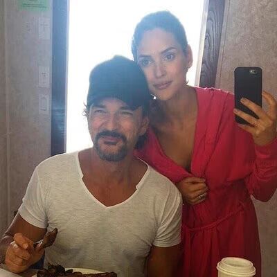 Adria Arjona junto a su padre Ricardo