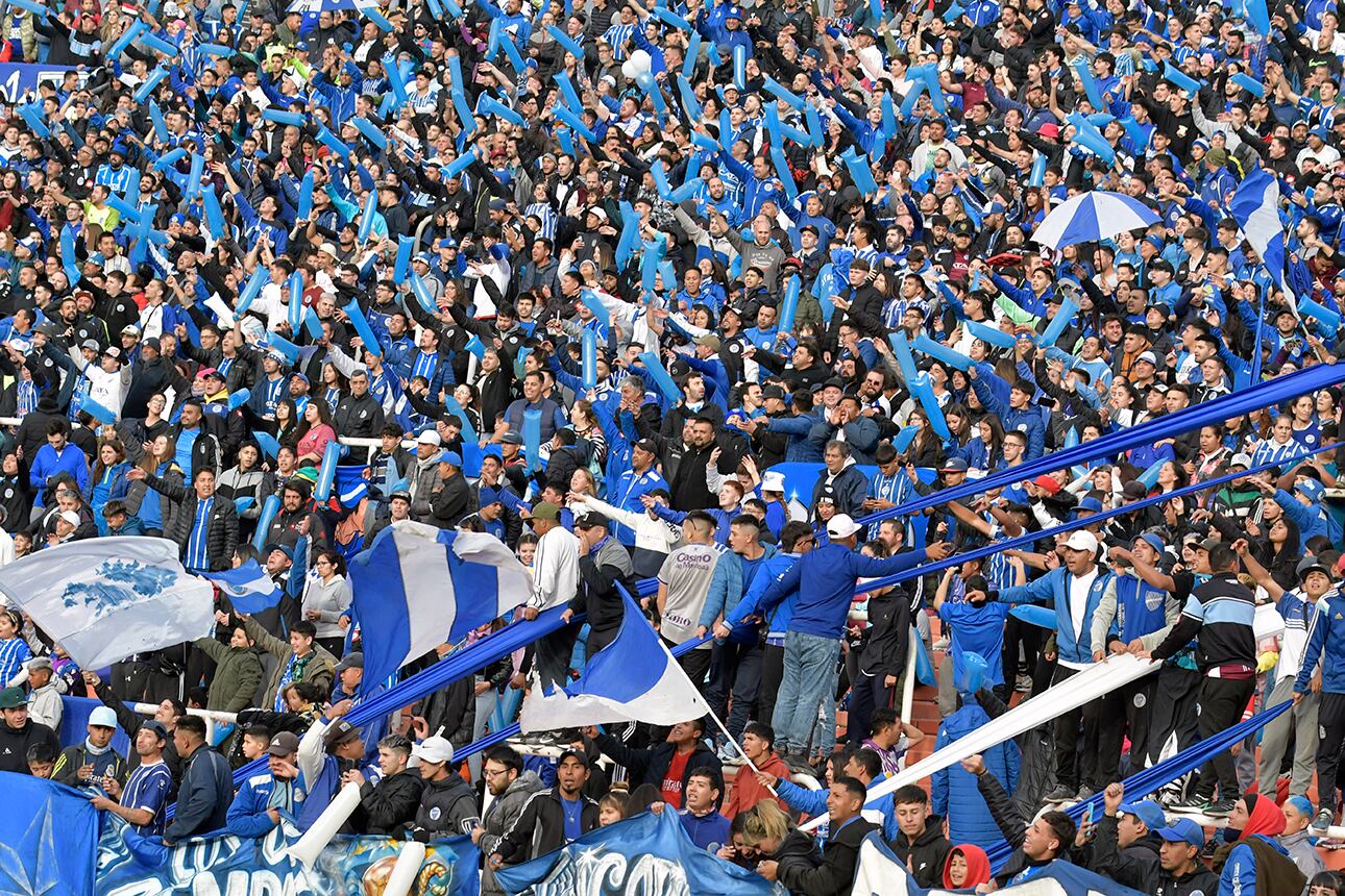 La popular hinchada de Godoy Cruz. / Foto: Orlando Pelichotti