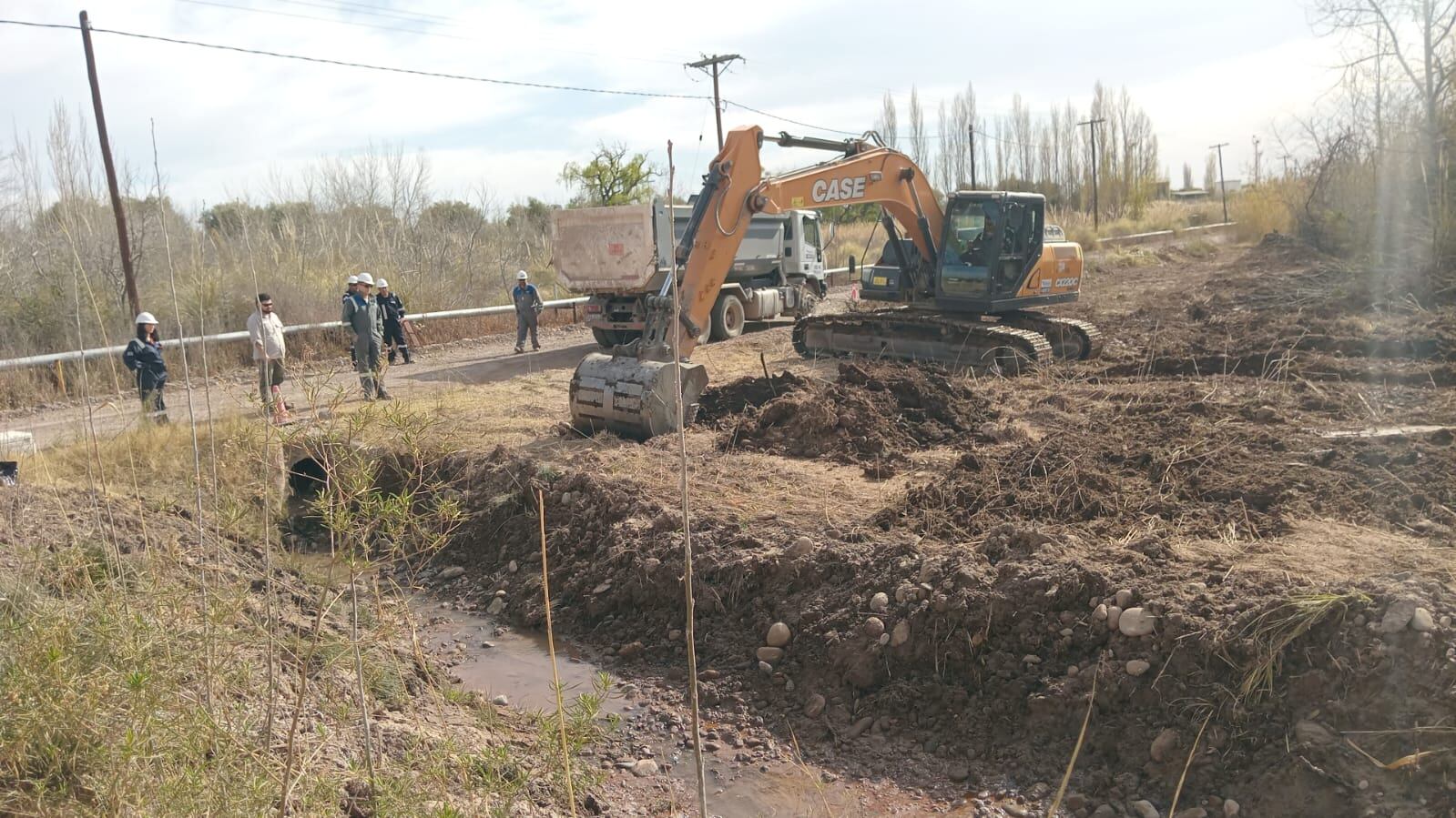 Se realizan trabajos en la zona de Maipú en la que se encontraron restos de hidrocarburos. Foto: Prensa Ministerio de Ambiente y Energía.