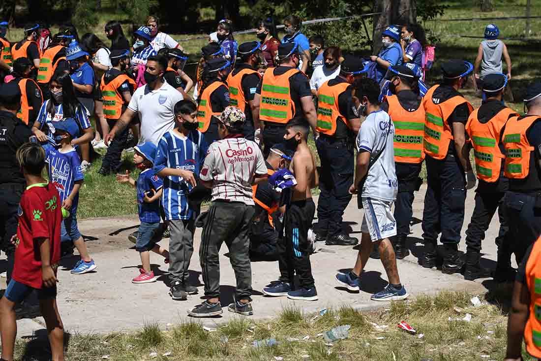 En el ingreso al estadio la policía realiza la requisa a los hinchas.
Foto: José Gutierrez.