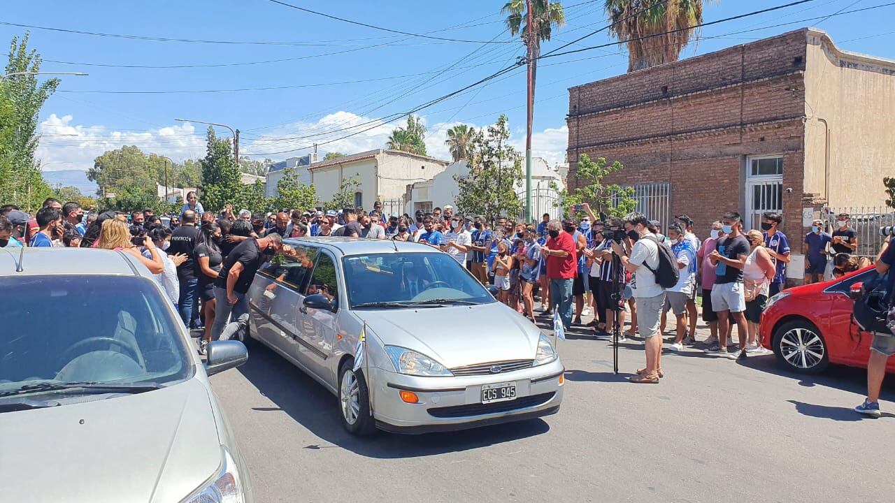 Hinchas del Tomba se reunieron en una sala velatoria de Maipú para dar el último adiós al Morro García - 