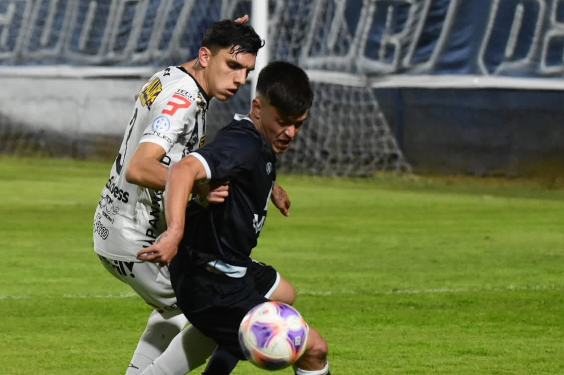 Por la 13° fecha de la Primera Nacional, Independiente Rivadavia recibe a Estudiantes de Caseros. / Mariana Villa (Los Andes).