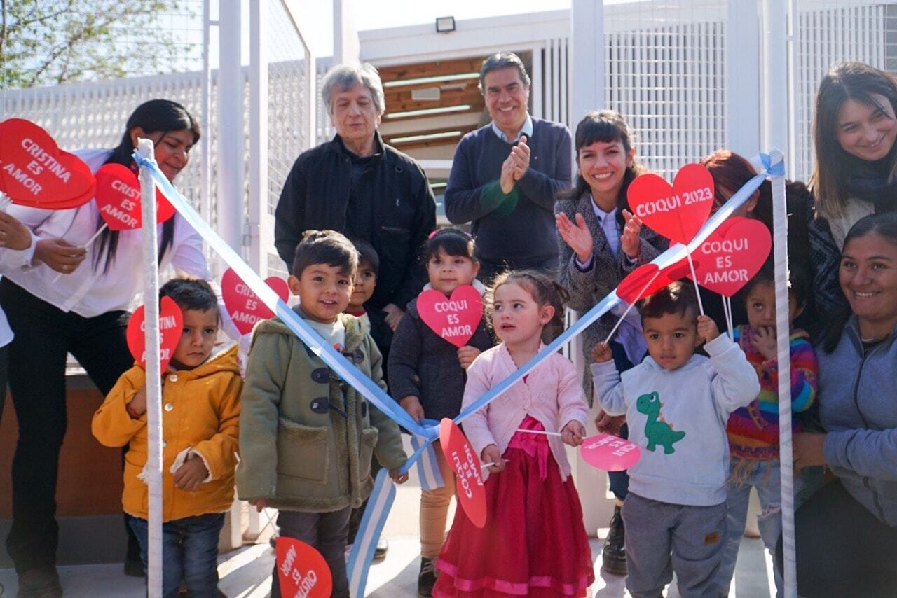 Los pequeños posaban con carteles que decían "Cristina es amor". / Foto: Gentileza