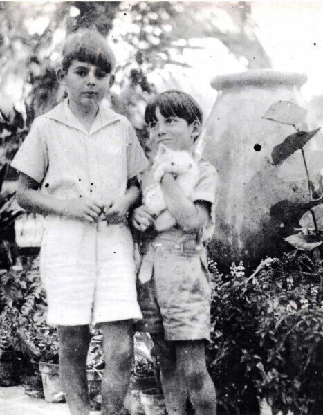  Patrick y Gregory, dos de los hijos de Hemingway, junto a Snowball, la primera gatita de seis dedos que adoptó el escritor. Foto del sitio web de la Casa Hemingway.