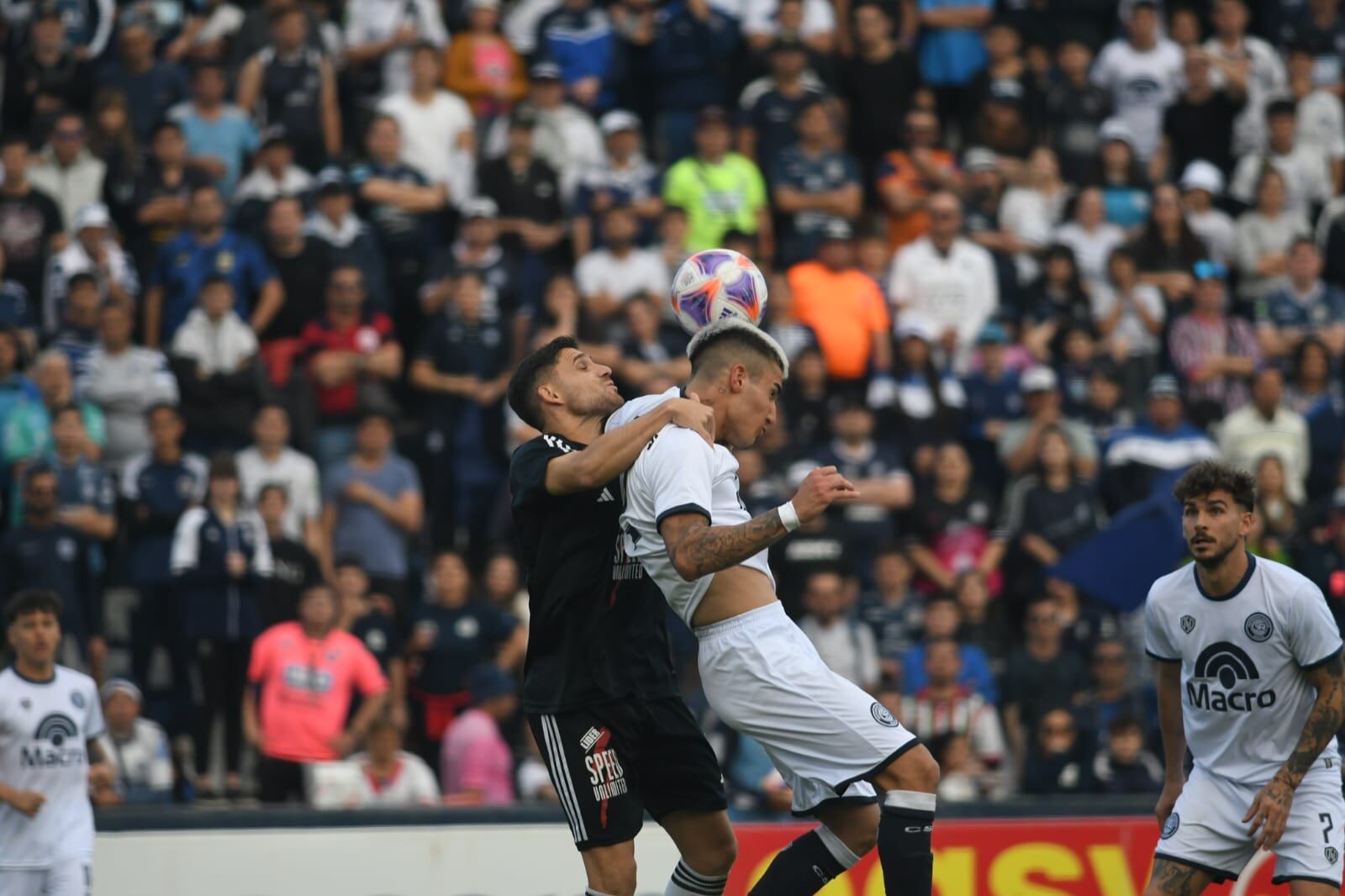 El Azul que sueña con el ascenso recibió a Deportivo Riestra por la fecha 26 de la zona B de la Primera Nacional. / José Gutiérrez (Los Andes).